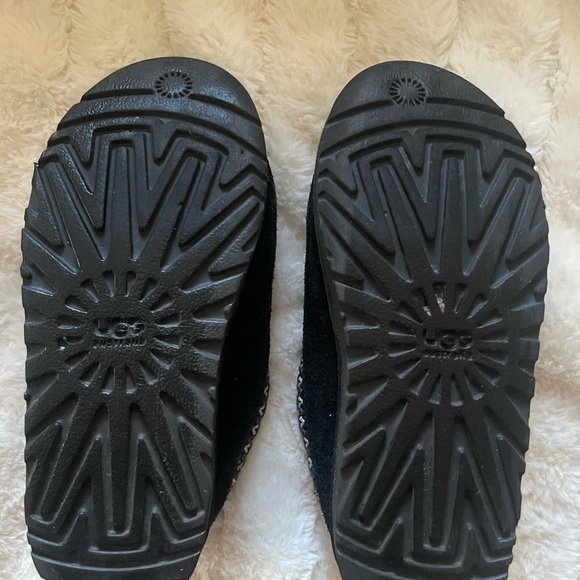 Girls’ kids’ size 4 Ugg Australia Black Tasman slip on sheepskin slippers - Picture 4 of 8